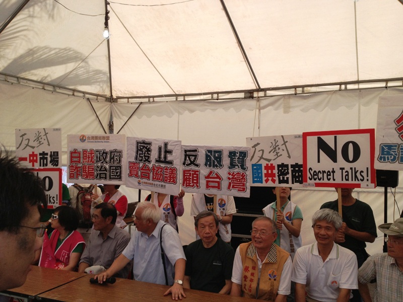 台灣團結聯盟、公投護台灣聯盟、台灣教授協會、台灣獨立建國聯盟等代表，也於立法院人行道搭起遮棚，準備長期抗戰。圖3之2：王立柔攝