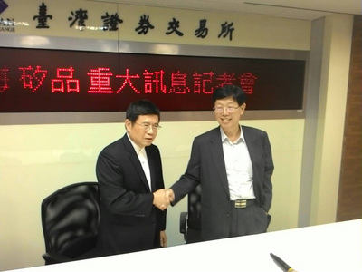 鴻海和矽品28日下午在證交所舉辦重大訊息記者會，雙方宣布透過股權交換方式，成為策略聯盟合作夥伴。圖左為矽品董事長林文伯。圖：中央社