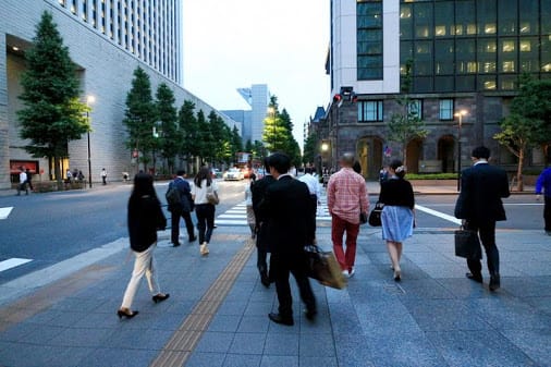 行政院主計總處22日指出，1至4月經常性薪資為3萬8千多元，是7年來同月最高。圖：中央社資料照片