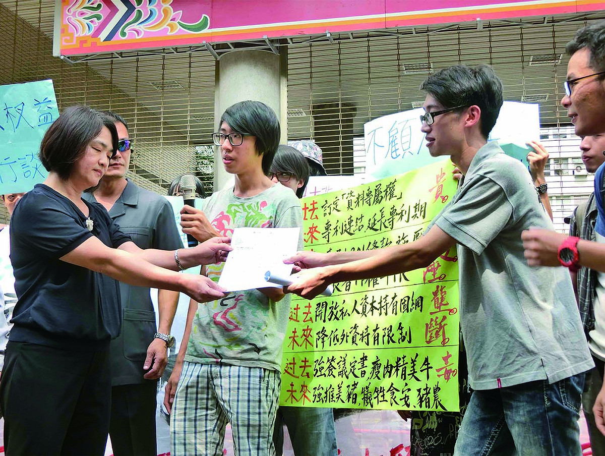 民團在會議場外質疑TIFA罔顧民意，由經濟部國際貿局組長黃瀞萱接受陳情。圖：楊淳卉/攝