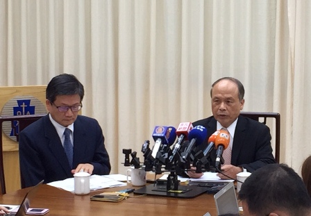 財政部長張盛和20日表示，外界給政院上週公布的房地合一草案「打了90分」，他預期週四的行政院會，應會順利通過房地合一稅改案。圖：蔡紀眉/攝