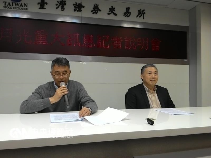 日月光14日晚間7點召開重大訊息說明會，向矽品董事會提議，以現金收購100％矽品股份。圖右為日月光營運長吳田玉，左為日月光財務長董宏思。圖：中央社