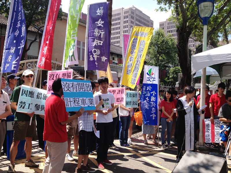 約200多位民眾今（29）日上午集結在立院門口表達訴求，反對政府簽署兩岸服務貿易協議。圖3之1：王立柔攝