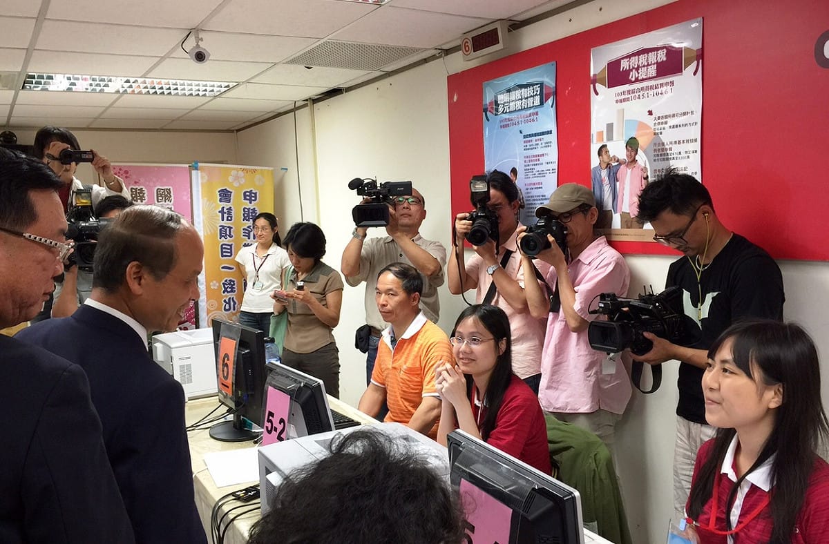 財政部長張盛和28日下午前往台北國稅局總局，視察所得稅申報情形，和現場來支援的學生交談。圖：蔡紀眉/攝