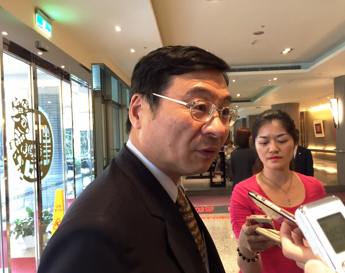 金管會主委曾銘宗29日出席活動前，再度強調放寬台股漲跌幅10%是「中性措施」，對於下週一新制上路，他「相信會順暢」。圖：蔡紀眉/攝