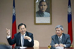 經濟部常務次長黃重球（左）17日在經濟部表示，投審會正式通過友達光電申請赴大陸投資7.5代面板廠，總投資金額30億美元。圖片來源：中央社