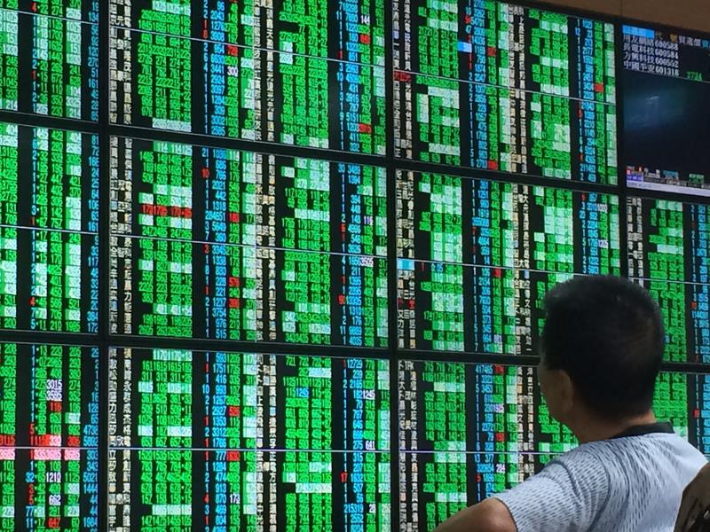 行政院授權國安基金適時進場，金融股及指數跌幅明顯收斂，台股24日終場指數下跌376.58點，收在7410.34點，跌幅4.83%，成交值新台幣1448.86億元。圖：中央社