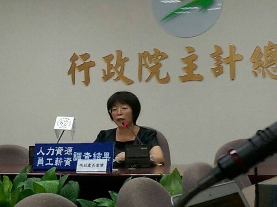 行政院主計總處國勢普查處副處長張雲澐24日說明2015年7月人力資源統計結果。圖：廖敏臻/攝