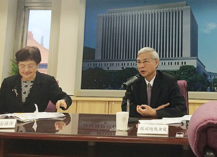央行副總裁楊金龍(右)13日宣布，放寬信用管制房貸成數到6成，且不再對桃園、八里、鶯歌等地限制。圖：中央社
