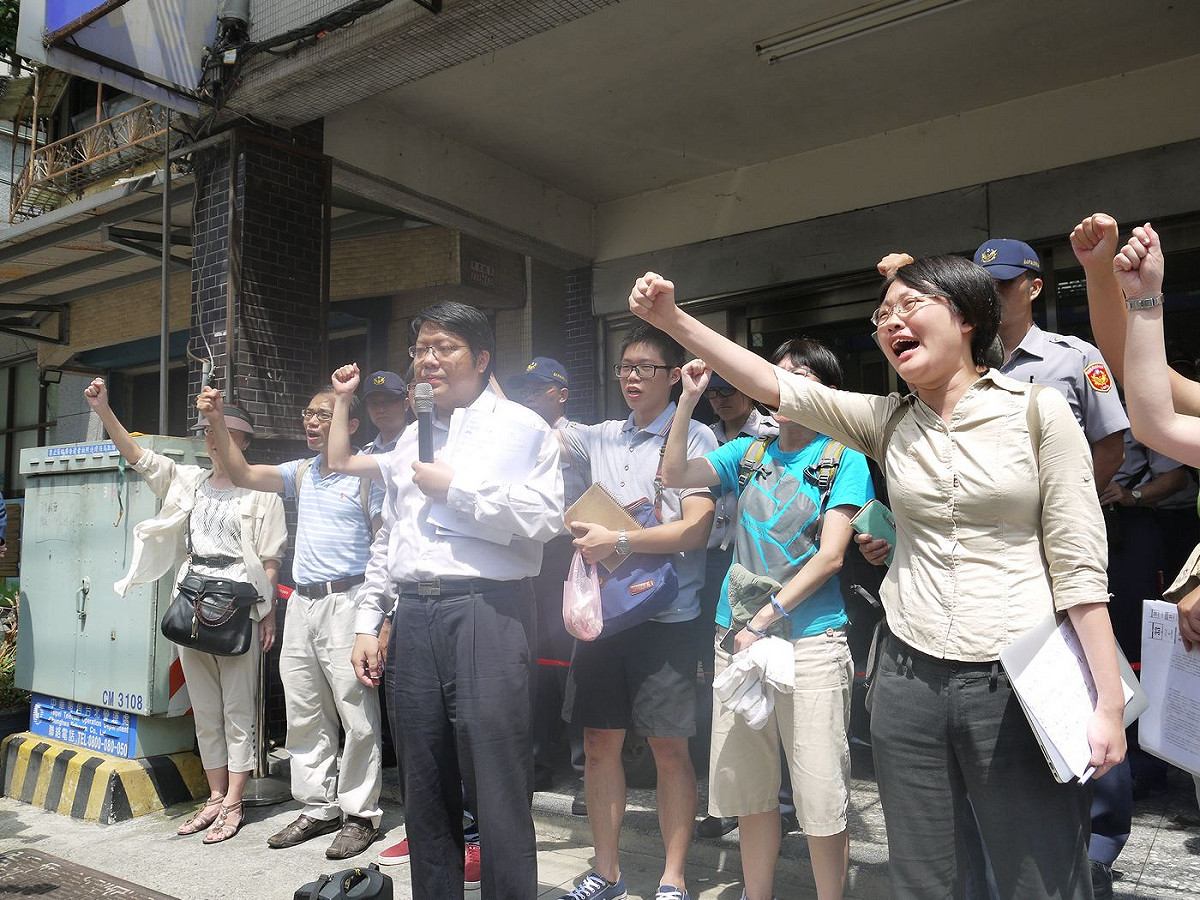為點出服貿協議生效後，對台灣基層產業的衝擊程度，兩岸協議監督聯盟等民間團體今(10)日從台北市文山區景興路、景華街口，花了30分鐘步行至國民黨立院黨團書記長賴士葆的服務處召開記者會。圖：陳亭羽/攝