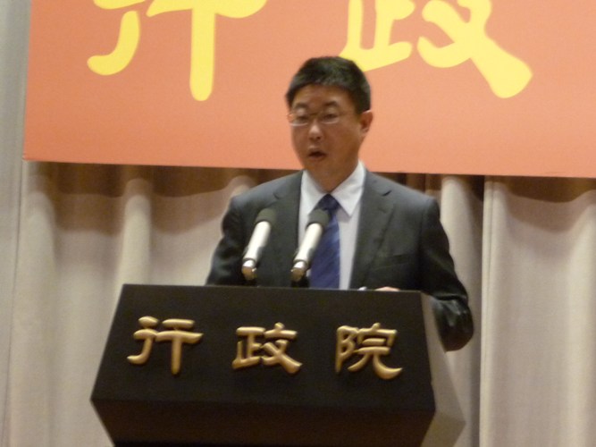 行政院發言人胡幼偉23日在院會後記者會中表示，行政院會已通過主計總處編具的「102年度中央政府總預算案暨附屬單位預算及綜計表」，在歲入歲出差短部分，尚需舉債2844億元。圖：陳昱瑾/攝