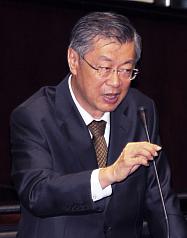 行政院長陳沖26日在立法院總質詢回答立委提問時表示，發消費券僅一時提振國內生產毛額（GDP），經濟動
能推升方案從根本提升經濟，一年後GDP自然會上來。圖片來源:中央社