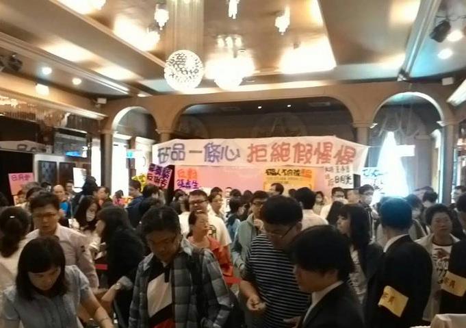 矽品15日股東臨時會未能通過和鴻海換股案，晚間矽品公告已對日月光提起訴訟。圖：中央社