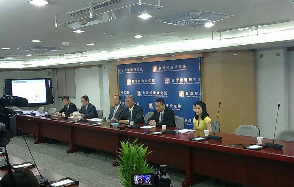 台經院25日針對景氣動向召開記者會時指出，股災若不能有效解決，台灣經濟恐進入「保1」保衛戰。圖：劉蕙慈/攝
