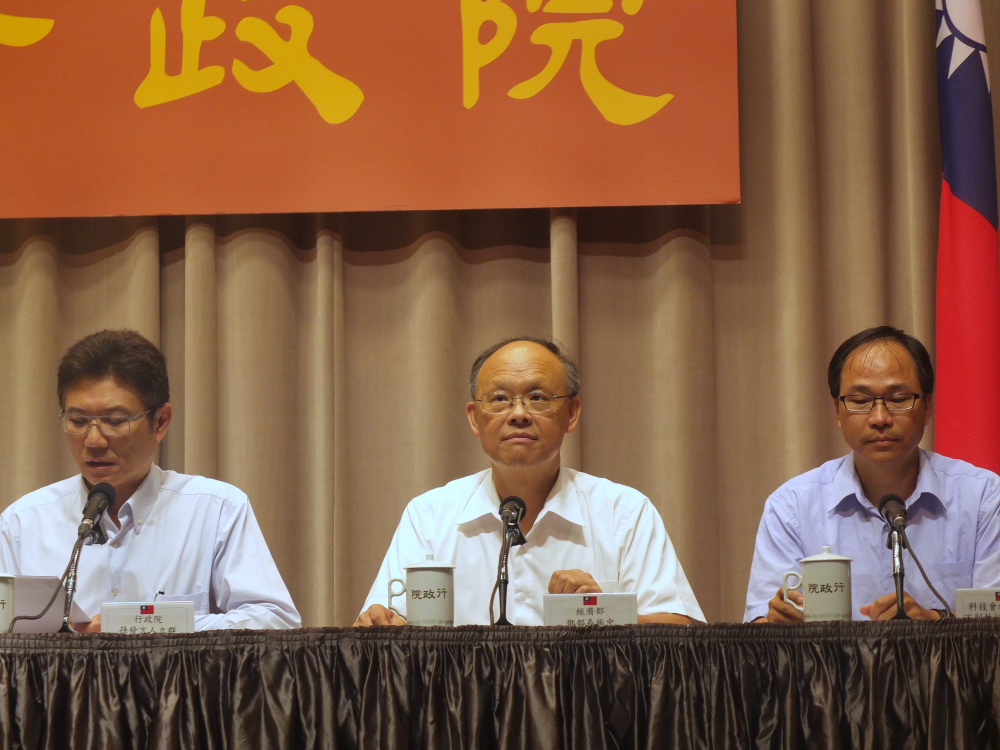 經濟部長鄧振中20日坦言，若企業不能發展其他產品，未來只會一再面臨相同問題。圖：翁嫆琄/攝