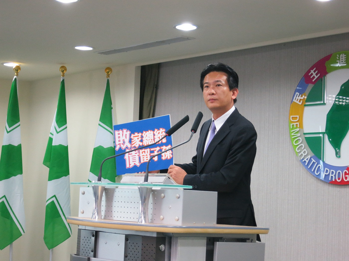 民進黨發言人林俊憲7日批評，總統馬英九敗家，6年舉債1兆7200億元。圖：林朝億/攝