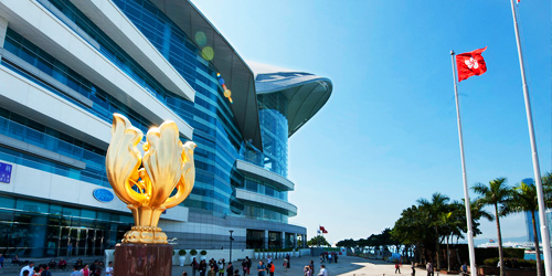 香港展現重建亞洲金融中心的企圖心，圖為香港會議展覽中心。圖：翻攝香港旅遊局網站