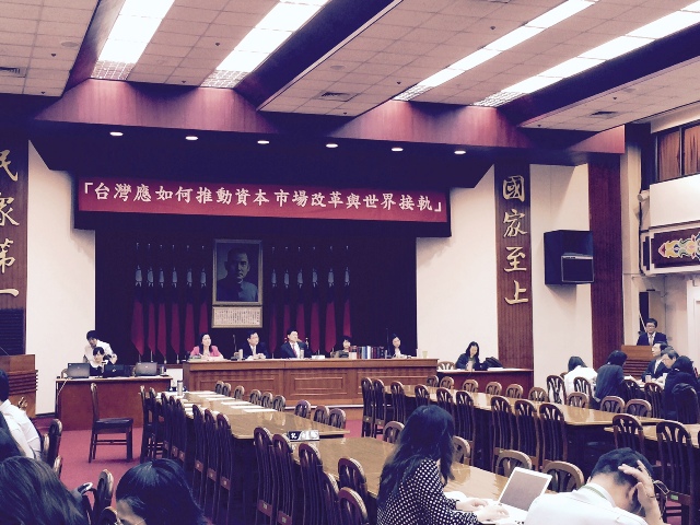 立法院30日召開廢止期交稅公聽會，資深股民阿土伯發表書面建言，他說，從古至今只要盛世一定是輕賦減稅，要政府效法康熙的精神減稅。圖：蔡紀眉/攝