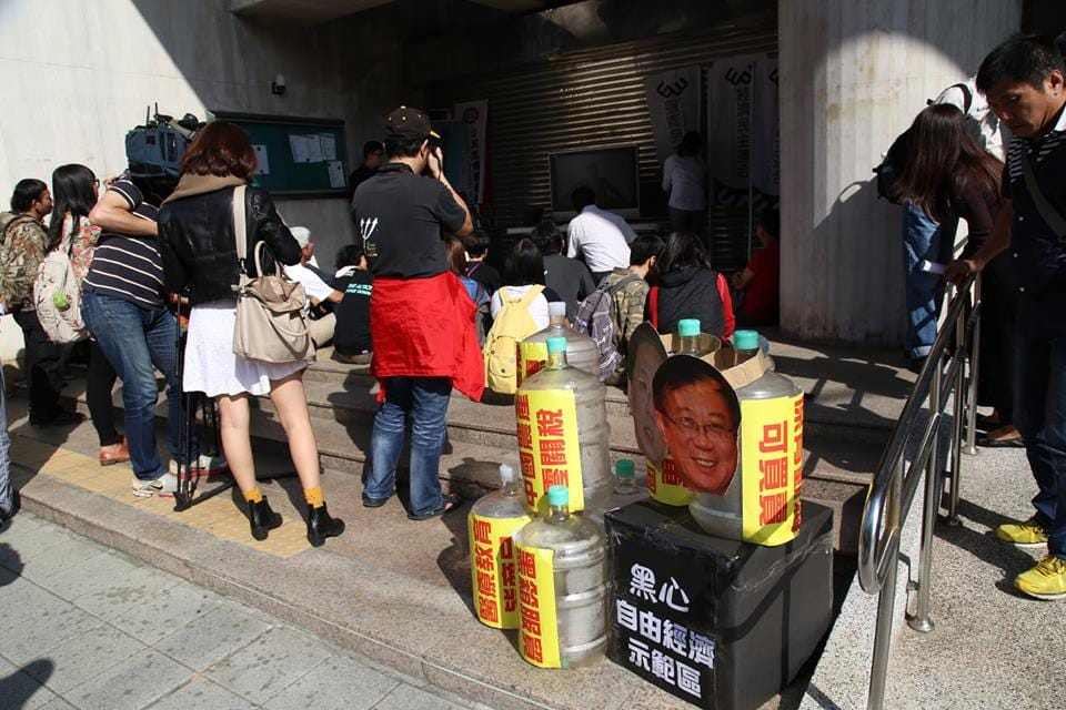 經濟民主連合、公民監督國會聯盟等團體30多人今（5）早到立法院群賢樓外抗議，並架設電視觀看會議進行情形。圖：林雨佑/攝