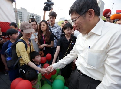台北市政府3日在市民廣場舉辦「市民童樂會」活動，台北市長柯文哲（右）到場逛攤位，向小朋友握手打招呼。圖：中央社