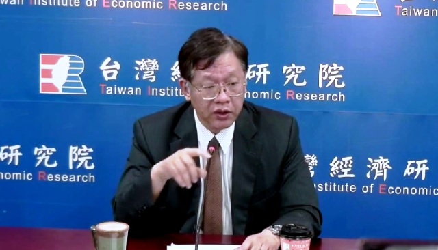 市場傳出台股可能在近日內突破萬點大關，對此，台經院院長林建甫提醒，這波漲幅主因是各國政府做多，祭出寬鬆貨幣政策帶動資金行情，投資人須謹慎看待。圖：蔡紀眉/攝
