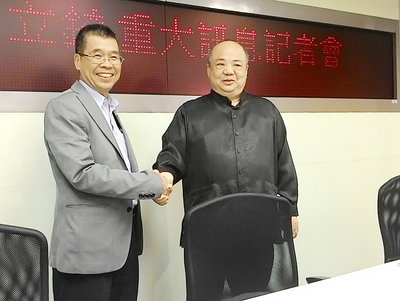 聯發科7日宣布預定以每股195元公開收購立期股權，圖左為聯發科董事長蔡明介，右為立錡董事長邰中和。圖：中央社
