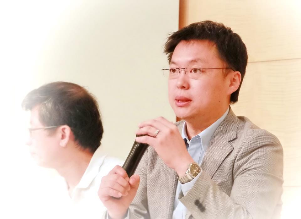 民進黨籍立委趙天麟今(20)日具名指控美孚建設董事長彭誠浩與全球人壽副董事長彭騰德父子，因涉嫌利用職權掏空美孚建設和全球人壽高達數億，遭檢調搜索，未來國華人壽被併入全球人壽後，也恐有遭掏空之虞。圖片來源：翻攝趙天麟臉書。