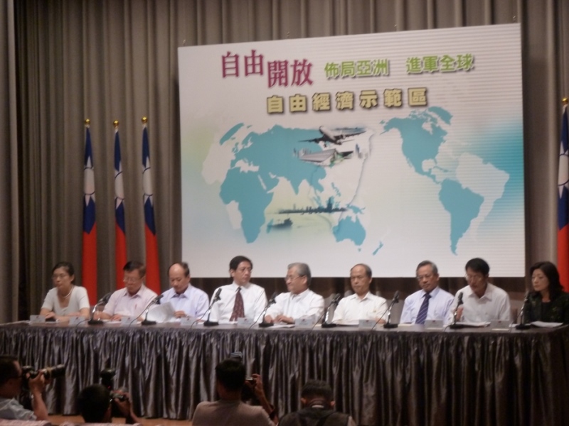 行政院副院長毛治國今（8）日在行政院會後召開「自由經濟示範區」記者會。圖：謝莉慧/攝