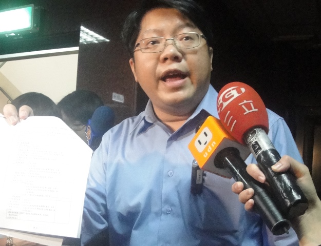 反黑箱服貿民主陣線召集人賴中強律師今（5）日指出，經濟部日前提出的「服貿協議特定承諾表」與「主計處行業標準分類」的開放行業對照表，內容有所不符。圖：王立柔/攝