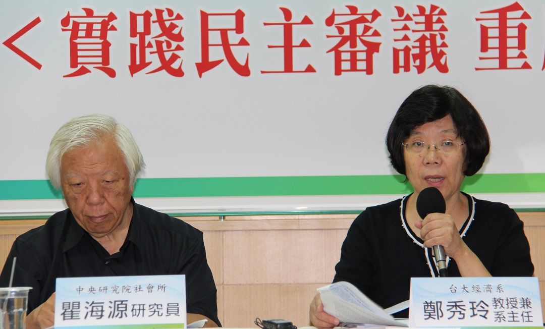 學術界與藝文界今（15）日召開第2次記者會，針對立法院8月5日進行關於服貿協議的朝野協商結論提出質疑與要求，中央研究院社會研究所研究員瞿海源(圖左)、台大經濟系主任鄭秀玲(圖右)等學者共同出席。圖：黃朝郁/攝