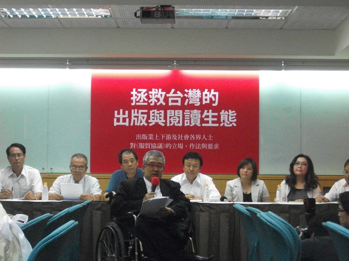 總統府國策顧問、大塊文化董事長郝明義今（26）日召開記者會，對於我國政府和中國簽訂「海峽兩岸服務貿易協議」，不僅將出版、印刷、發行、零售等出版環節切割處理，還欲對中資不對等開放表示抗議。圖：涂鉅旻/攝