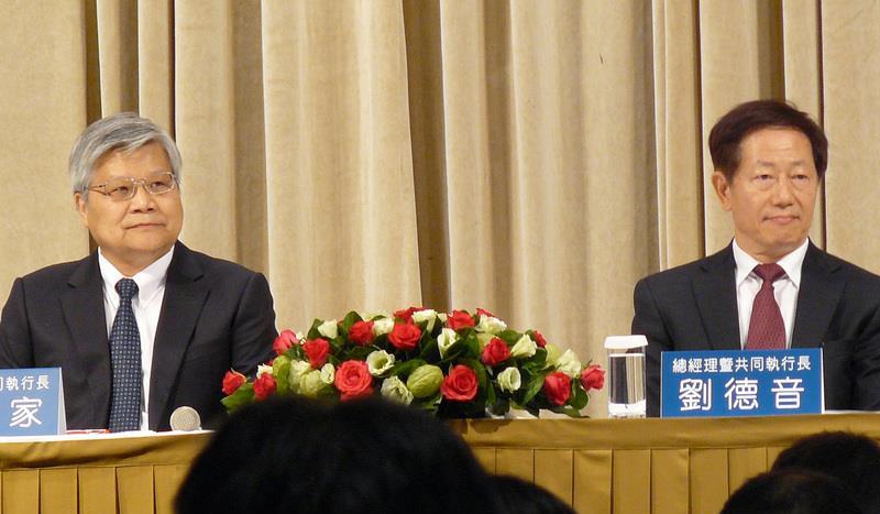 晶圓代工廠台積電15日召開法人說明會，董事長張忠謀並未出席，由2位總經理暨共同執行長劉德音(右)與魏 哲家(左)主持。圖：中央社