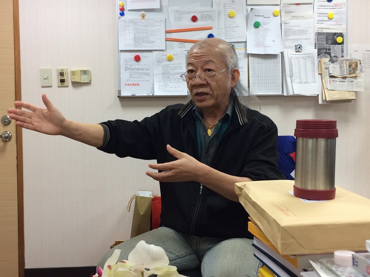 國民黨立委曾巨威17日無奈的說，廢除證所稅「都是為了選票」。圖：符芳碩/攝
