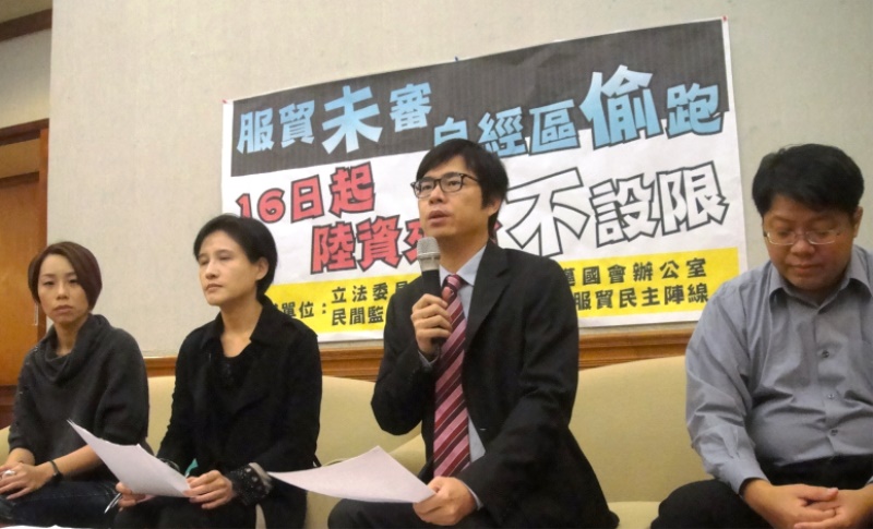綠委鄭麗君等人今（18）天上午痛批，經濟部為了替審查卡關的服貿協議解套，竟修改《大陸地區人民來台投資許可辦法》，透過自由經濟示範區，讓中資得以無上限進入。圖：王立柔/攝