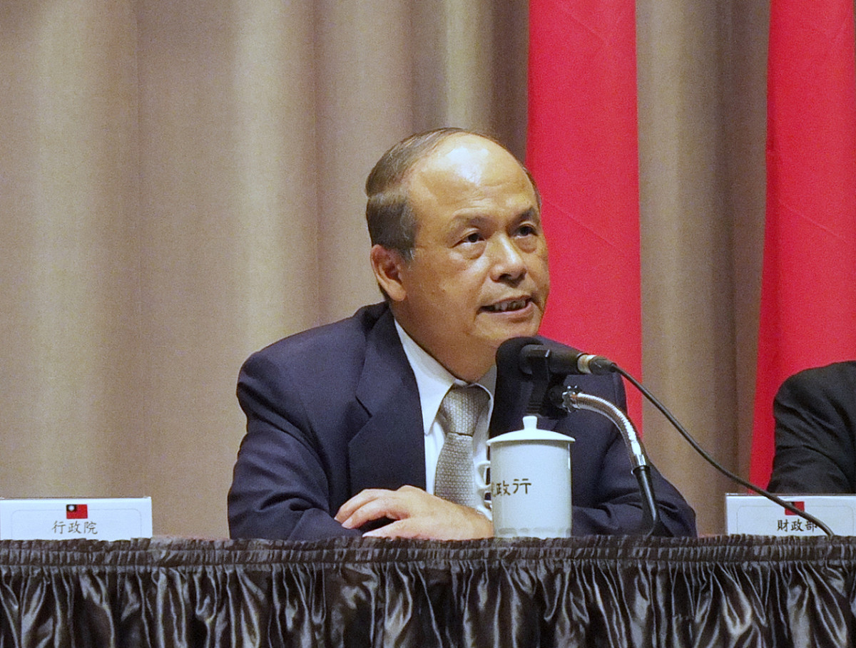 針對遠雄大巨蛋遭北市府勤令停工一事，財政部長張盛和說，聯貸給遠雄的公股銀行不會對遠雄抽銀根。圖：翁嫆琄/攝