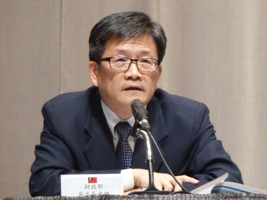 財政部次長吳當傑今(22)日在行政院會後記者會中，說明督促發卡機構在今年10月以前調降信用卡循環利率事宜。圖：謝莉慧/攝
