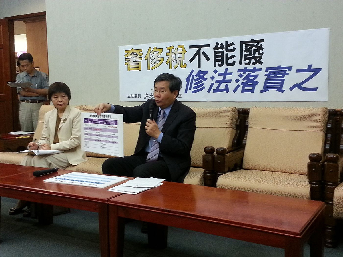 台聯立委許忠信今(4)日召開記者會表示，奢侈稅對房產交易回歸正常，有部分的幫助，政府應再次修法落實，不能廢除。圖：陳沛佑/攝