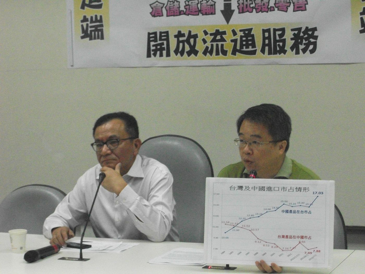 民進黨團幹事長高志鵬（右）、立院黨團書記長吳秉叡（左）今天召開記者會指出，服貿協議簽訂後將會對台灣製造業產生巨大衝擊。圖：涂鉅旻/攝