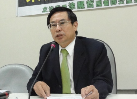 立委涂醒哲要求政府重視電視股市「無照」名嘴充斥的現象。資料照片：王鼎鈞/攝