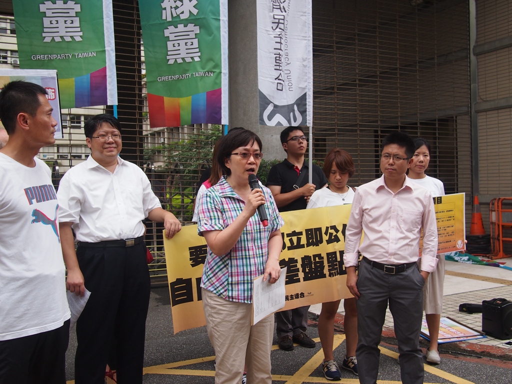 面對民團要求，經濟部國貿局多邊貿易組黃組長出面說明，表示應等TPP正式協定內容出爐，再針對確定的協定內容進行評估，會更加恰當。圖:何星瑩/攝