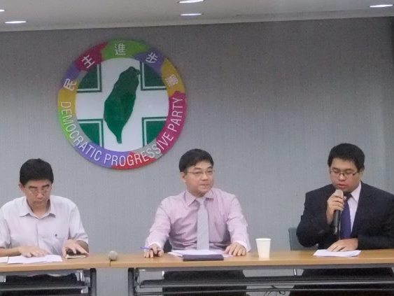 民進黨發言人黃帝穎、民進黨政策會副執行長洪財隆、中央大學經濟系教授邱俊榮、青年部主任傅哲偉今（29）早於民進黨黨部說明對經貿國事會議的看法與回應。圖：陳思穎/攝
