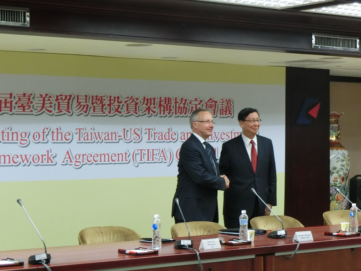 台美第9屆貿易暨投資架構協定（Trade and investment Agreement. TIFA）1日舉行，經濟部次長卓士昭及美方副貿易代表何禮曼（Robert Holleyman）下午5點半舉行聯合記者會，針對會議討論結果進行報告。圖：楊淳卉/攝
