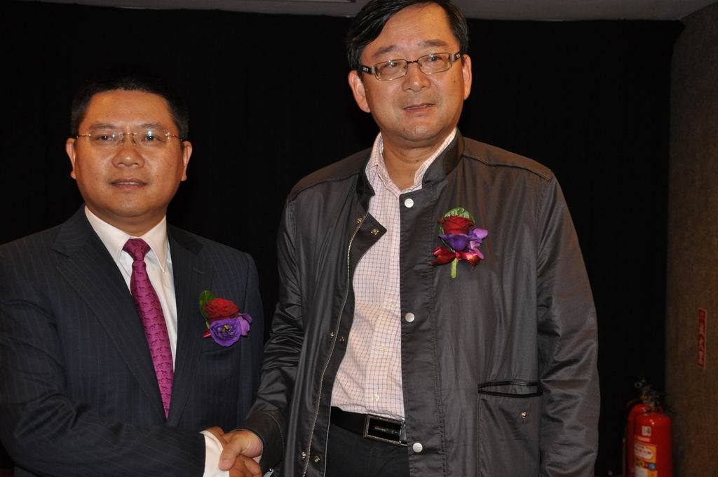 幸福人壽原任董事長鄧文聰（右）裁定交保。圖：翻攝網路