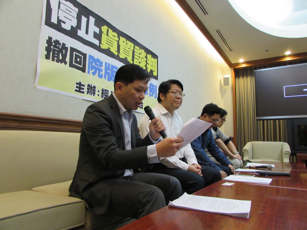 經濟民主連合今(26)天召開記者會，質疑政府完全在沒有整體產業政策下，盲目進行貿易談判。圖：邱珮文/攝