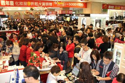 百貨公司因持續引進國際品牌及知名餐廳進駐，加上春節及228連續假期買氣熱絡，年增6.0%。圖：中央社資料照片
