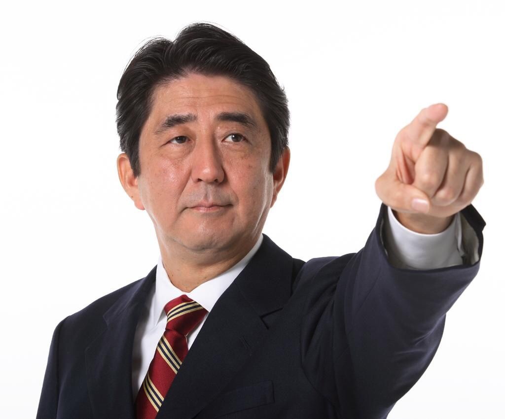 日本首相安倍晉三之前喊冤說不知道英德已經加入亞投行，但最新消息傳出他曾與梅克爾熱線討論此事。圖：翻攝網路