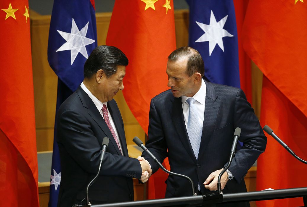 中國國家主席習近平與澳洲總理阿博特（Tony Abbott）17日上午於澳洲首都坎培拉舉行會談，並對中澳兩國簽署FTA達成共識。圖片來源：達志影像/路透社