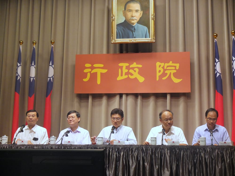 為挽救國內經濟，金管會20日指出，將研擬放寬壽險業投資不動產收益率，以及銀行投資有價證券的限制。圖：翁嫆琄/攝