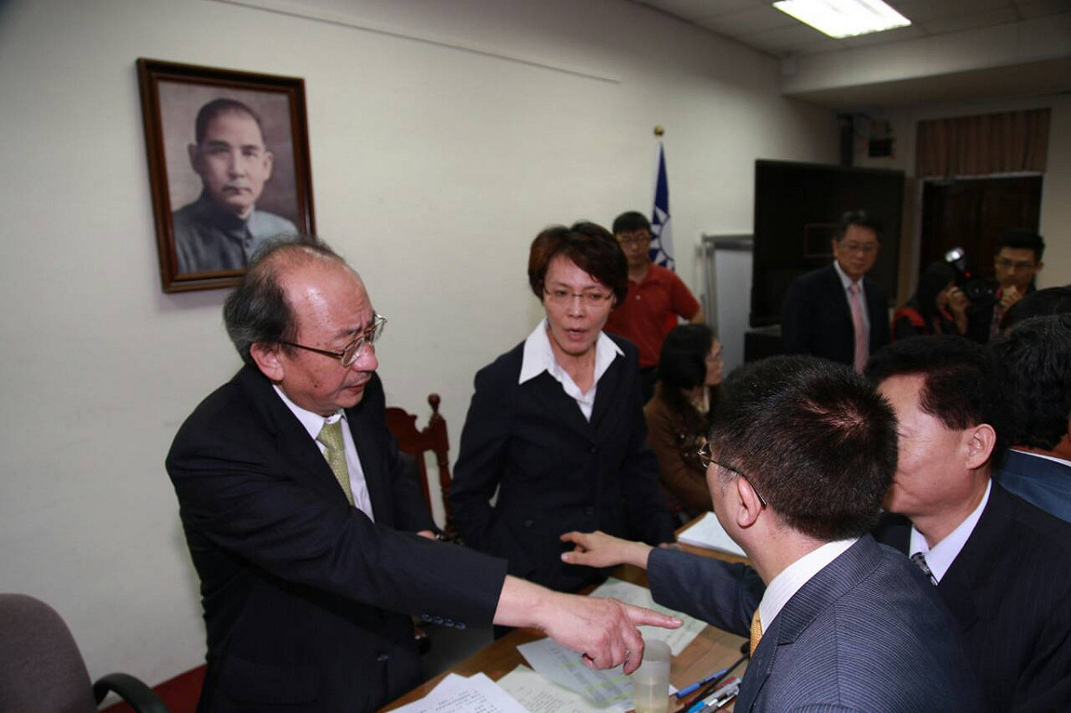 國民黨召委黃昭順週一傍晚在21秒內快速通過「自由經濟示範區特別條例」草案3條文，引發爭議，30上午國民黨執行長林鴻池、黃昭順、立委盧嘉辰和民進黨團總召柯建銘吵成一團。圖：林雨佑/攝