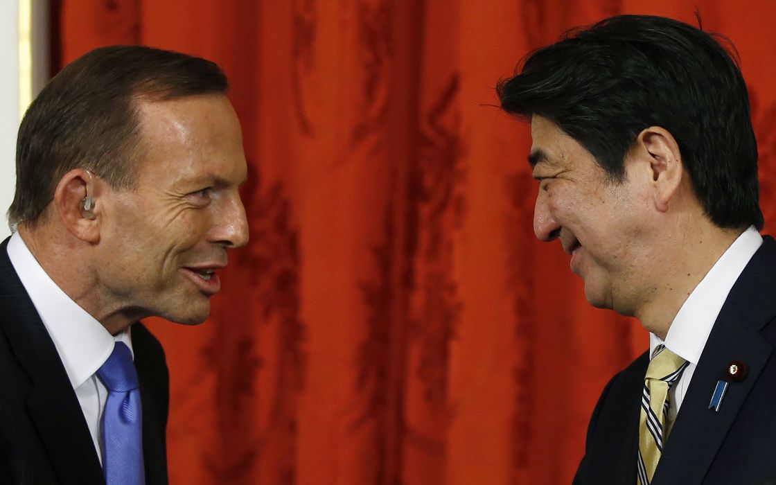 日本首相安倍晉三（右）與澳洲總理艾伯特(左)，7日在東京舉行高峰會談，雙方確認日澳EPA達成共識的內容。圖片來源：達志影像/美聯社